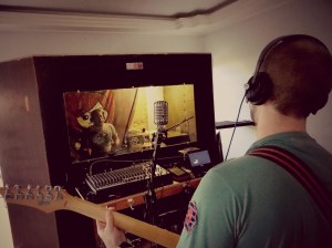 Músicos frederiquenses formam a banda de tributo a Ramones ao lado de Duda Calvin (Foto: Natalia Nissen)