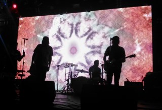 Montagem de palco e passagem de som durante a tarde (Foto: Carol Govari Nunes)