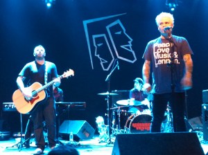 Show de lançamento do disco, 21/09/14. Participação de Brisa Daitx em "Milésima canção de amor" (Foto: Carol Govari Nunes)