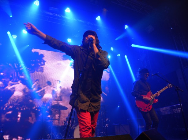A banda interagiu com o público durante todo o tempo. Beto Bruno dedicou o show a seu pai, Bocajão, falecido recentemente (Foto: Carol Govari Nunes)
