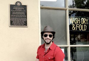 Leães em frente ao primeiro estúdio de Cosimo Matassa (em New Orleans), importantíssimo para o R&B e soul music nas décadas de 1950 e 1960 (Foto: Doni Maciel)