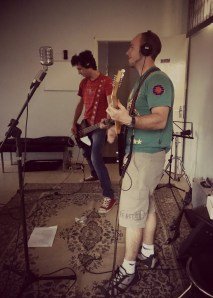 Ensaio Tributo a Ramones A banda teve pouco mais de uma semana para ensaiar as 24 músicas do repertório (Foto: Natalia Nissen)